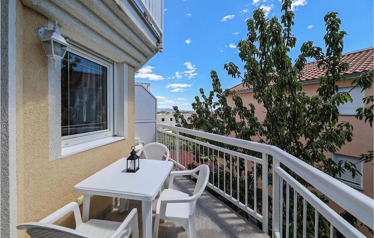 Stunning Apartment In Kastel Luksic With Wifi Kastela 0*,